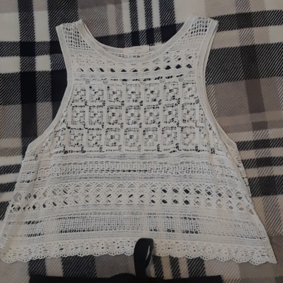 4 Inch, Straight fit through hip and beautiful - Picture 4 of 8